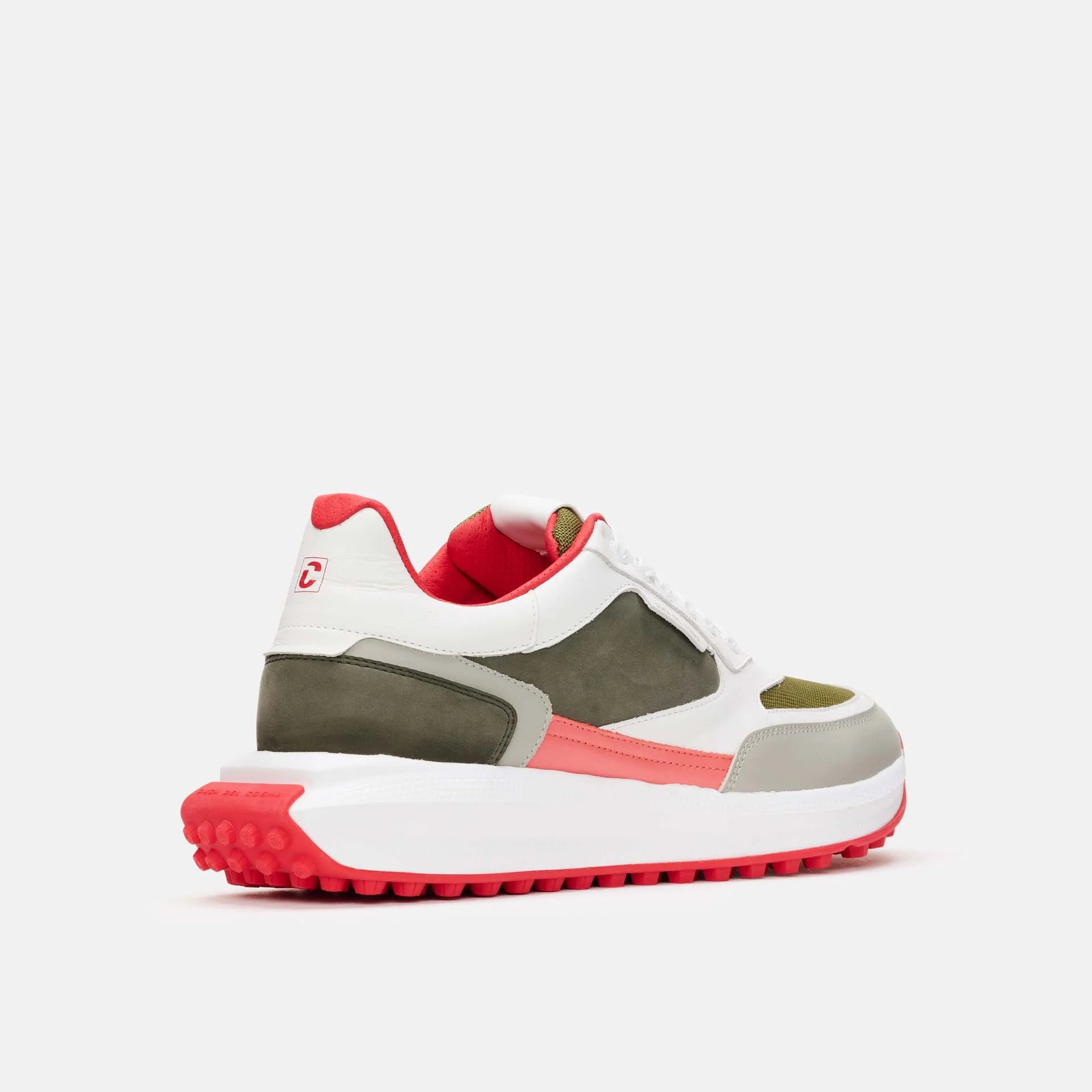 These men's golf trainers are expertly crafted from a combination of plain and tumbled Nappa leather for a premium experience.
