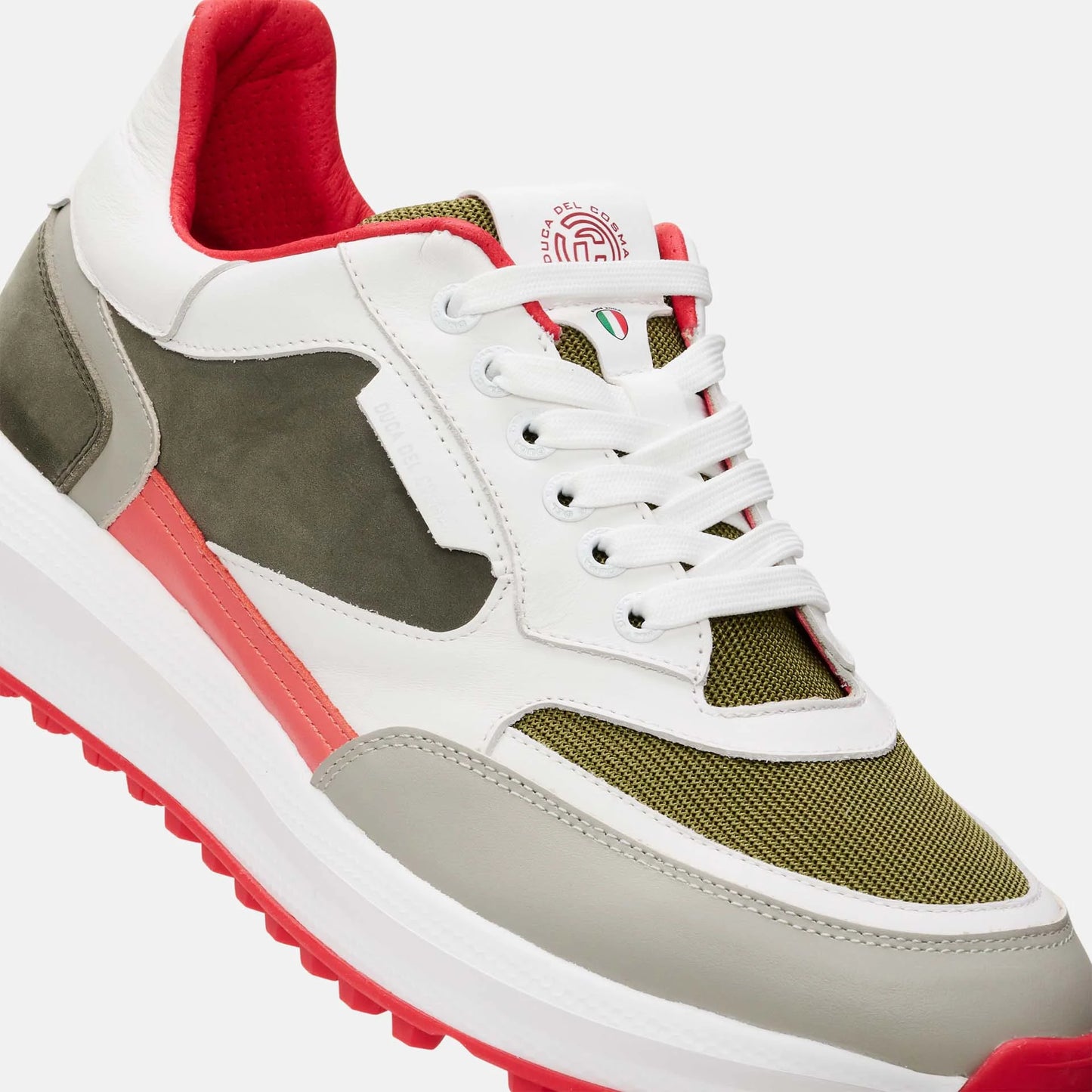 These men's golf trainers are expertly crafted from a combination of plain and tumbled Nappa leather for a premium experience.